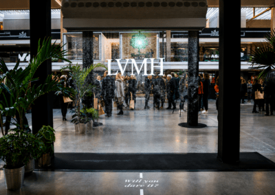 Projection sur mur de brume lors d'un événement LVMH
