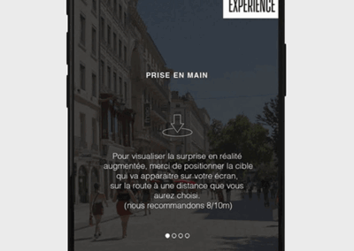 Utilisateur découvrant l'expérience WebAR sur smartphone