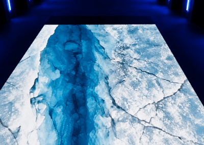 Crevasse glaciaire diffusée sur le sol LED interactif