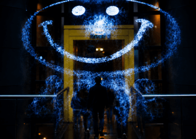À la Cité des Sciences, un portail sur mur de brume et un Holomaton transformaient les visiteurs filmés sur place en hologrammes diffusés dans des bornes.