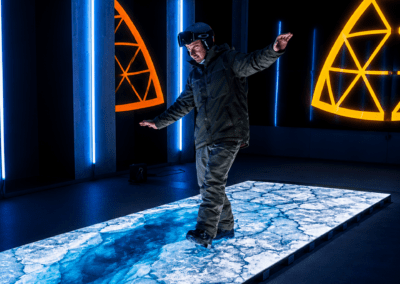 Visiteurs marchant sur le sol LED interactif aux Arcs 2000